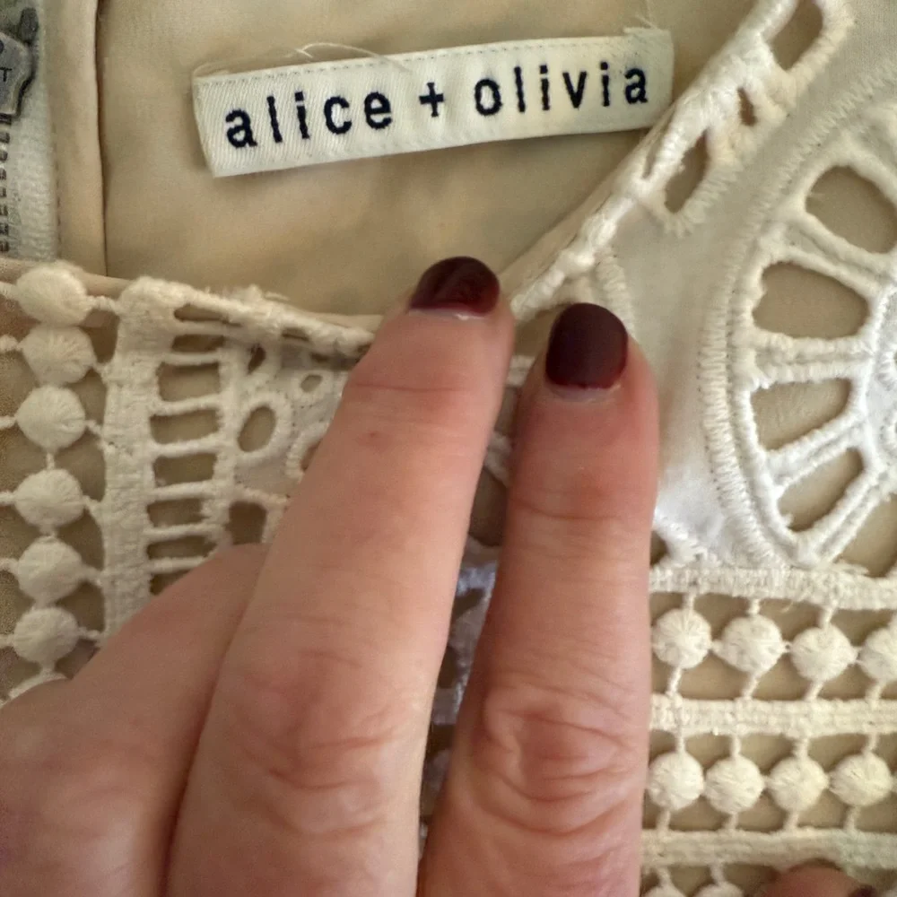 Alice+Olivia Imani Eyelet Lace Overlay Dress XS Like New Ivory Cream Bridal $495